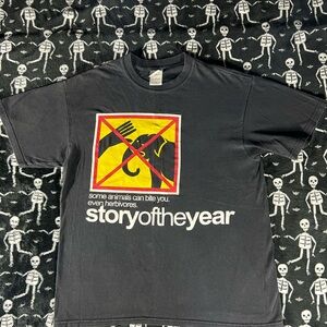Vintage Y2k Gildan Black T-Shirt with Yellow and Red Graphic